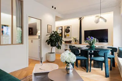 Coin salon dans l'établissement La Suite - Voltaire II - 2 bedrooms with AC