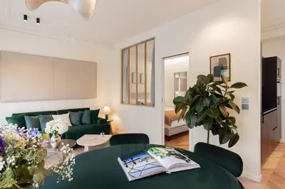 Coin salon dans l'établissement La Suite - Voltaire II - 2 bedrooms with AC