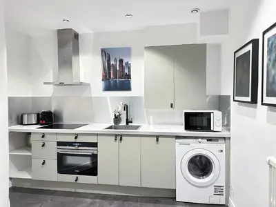 Cuisine ou kitchenette dans l'établissement Luxembourg Gardens - Prestige family apartment for 8 with lift - 4 BR