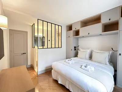 Un ou plusieurs lits dans un hébergement de l'établissement Luxembourg Gardens - Prestige family apartment for 8 with lift - 4 BR
