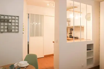 Cuisine ou kitchenette dans l'établissement Charming studio in the heart of Paris 14