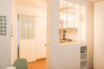 Cuisine ou kitchenette dans l'établissement Charming studio in the heart of Paris 14
