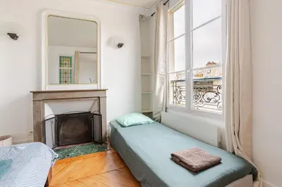Un ou plusieurs lits dans un hébergement de l'établissement Beautiful apartment in Paris 9