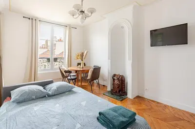 Un ou plusieurs lits dans un hébergement de l'établissement Beautiful apartment in Paris 9