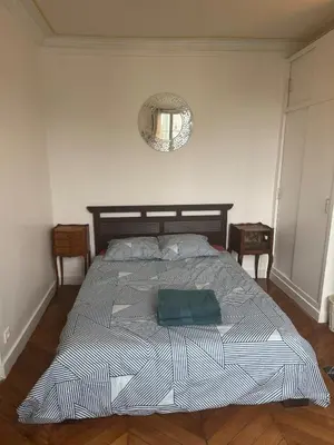 Un ou plusieurs lits dans un hébergement de l'établissement Beautiful apartment in Paris 9