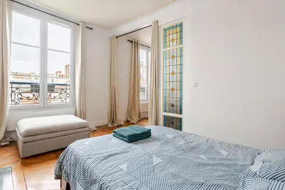 Un ou plusieurs lits dans un hébergement de l'établissement Beautiful apartment in Paris 9