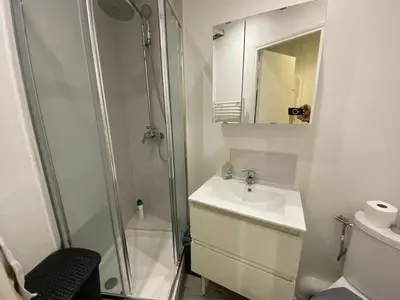 Salle de bains dans l'établissement Zola Saint Ouen