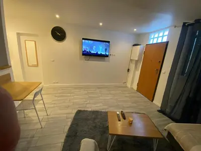 Télévision ou salle de divertissement dans l'établissement Zola Saint Ouen