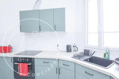 Cuisine ou kitchenette dans l'établissement Apartment Near Pantheon Paris 5e