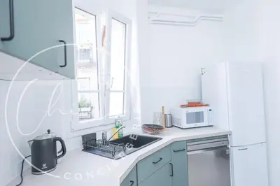 Cuisine ou kitchenette dans l'établissement Apartment Near Pantheon Paris 5e