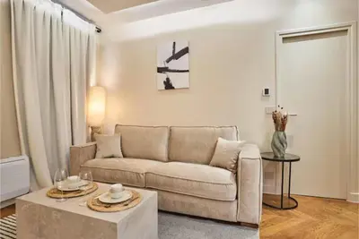 Coin salon dans l'établissement Superb air-conditioned flat on the Champs Elysées
