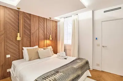 Un ou plusieurs lits dans un hébergement de l'établissement Superb air-conditioned flat on the Champs Elysées