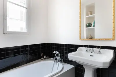Salle de bains dans l'établissement Pick A Flat's Apartment in Saint Germain des Prés - Rue Furstemberg