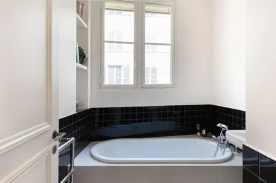 Salle de bains dans l'établissement Pick A Flat's Apartment in Saint Germain des Prés - Rue Furstemberg
