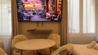 Télévision ou salle de divertissement dans l'établissement Eiffel-Tower, Suite Trocadéro - 4 people