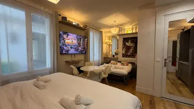 Télévision ou salle de divertissement dans l'établissement Eiffel-Tower, Suite Trocadéro - 4 people