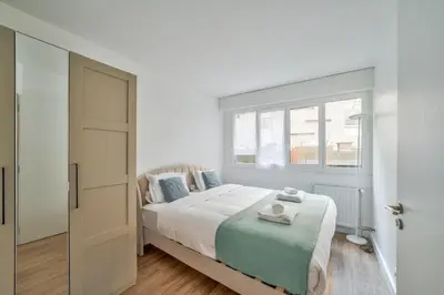 Un ou plusieurs lits dans un hébergement de l'établissement Spacious & Bright 2BR Apartment - Heart of 15th