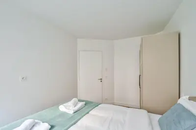 Un ou plusieurs lits dans un hébergement de l'établissement Spacious & Bright 2BR Apartment - Heart of 15th