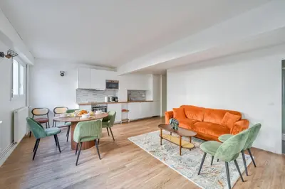 Cuisine ou kitchenette dans l'établissement Spacious & Bright 2BR Apartment - Heart of 15th