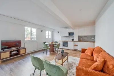 Télévision ou salle de divertissement dans l'établissement Spacious & Bright 2BR Apartment - Heart of 15th