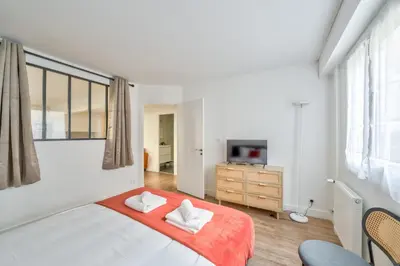 Un ou plusieurs lits dans un hébergement de l'établissement Spacious & Bright 2BR Apartment - Heart of 15th