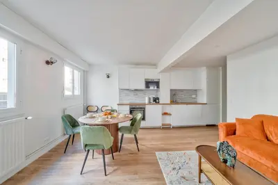 Cuisine ou kitchenette dans l'établissement Spacious & Bright 2BR Apartment - Heart of 15th