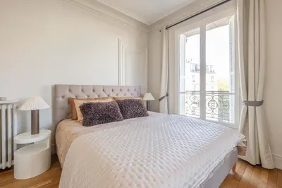 Un ou plusieurs lits dans un hébergement de l'établissement Luxury Flat Eiffel View 3BR 7 Guests