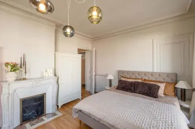 Un ou plusieurs lits dans un hébergement de l'établissement Luxury Flat Eiffel View 3BR 7 Guests