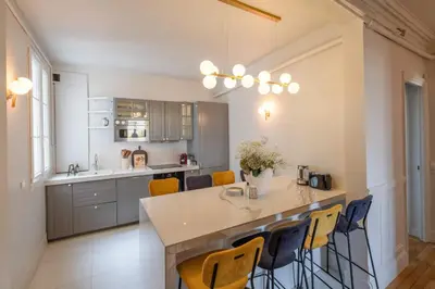 Cuisine ou kitchenette dans l'établissement Luxury Flat Eiffel View 3BR 7 Guests