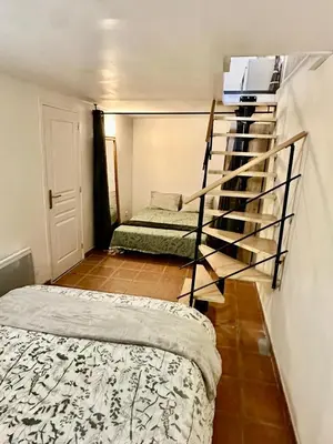 Un ou plusieurs lits dans un hébergement de l'établissement magnifique appartement cosy proches des puces