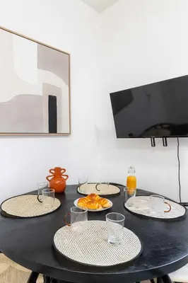 Télévision ou salle de divertissement dans l'établissement Appartement cosy hopital bichat - paris 18 - 4P