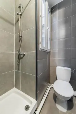 Salle de bains dans l'établissement Appartement cosy hopital bichat - paris 18 - 4P