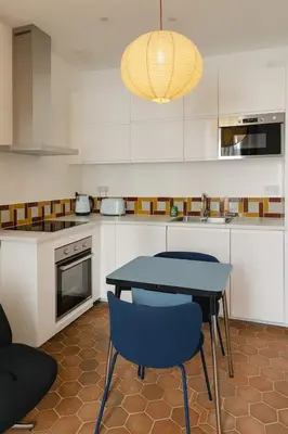 Cuisine ou kitchenette dans l'établissement Appartement rue Montorgueil au Halles - Paris 1
