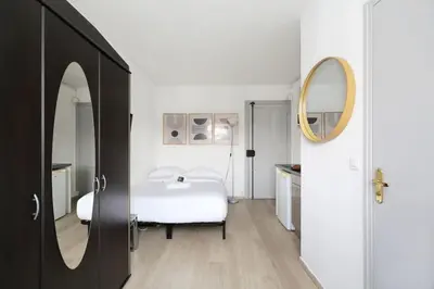 Un ou plusieurs lits dans un hébergement de l'établissement Studio moderne hopital Cochin - Paris 13 - 2P