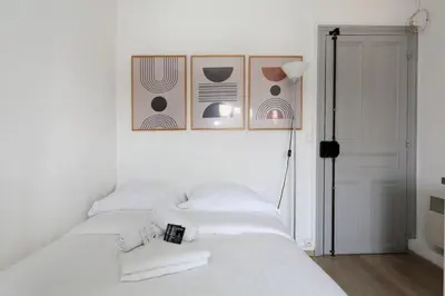 Un ou plusieurs lits dans un hébergement de l'établissement Studio moderne hopital Cochin - Paris 13 - 2P