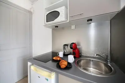 Cuisine ou kitchenette dans l'établissement Studio moderne hopital Cochin - Paris 13 - 2P
