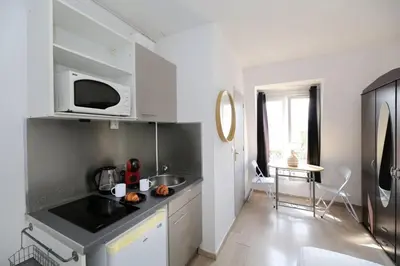 Cuisine ou kitchenette dans l'établissement Studio moderne hopital Cochin - Paris 13 - 2P