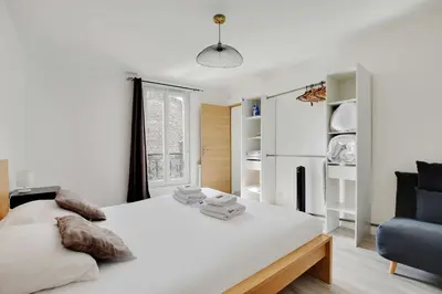 Un ou plusieurs lits dans un hébergement de l'établissement Authentic apartment - 1BR 5P - La Villette