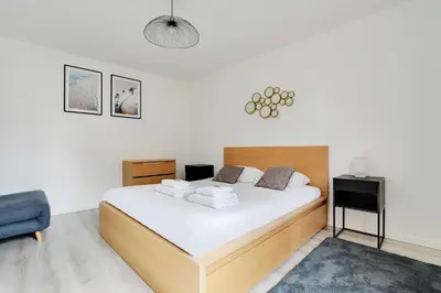 Un ou plusieurs lits dans un hébergement de l'établissement Authentic apartment - 1BR 5P - La Villette