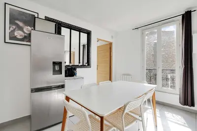 Cuisine ou kitchenette dans l'établissement Authentic apartment - 1BR 5P - La Villette