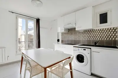 Cuisine ou kitchenette dans l'établissement Authentic apartment - 1BR 5P - La Villette