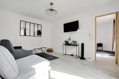 Télévision ou salle de divertissement dans l'établissement Authentic apartment - 1BR 5P - La Villette