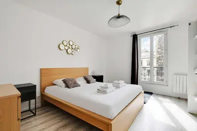 Un ou plusieurs lits dans un hébergement de l'établissement Authentic apartment - 1BR 5P - La Villette