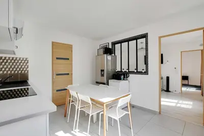 Cuisine ou kitchenette dans l'établissement Authentic apartment - 1BR 5P - La Villette