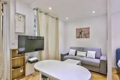 Télévision ou salle de divertissement dans l'établissement Bonne Nouvelle Paris 2e Charmant appartement 4P