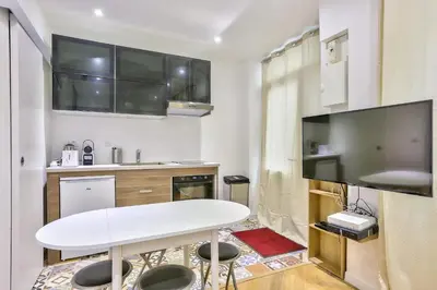 Cuisine ou kitchenette dans l'établissement Bonne Nouvelle Paris 2e Charmant appartement 4P