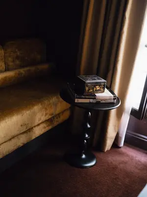 Coin salon dans l'établissement L'Opale Noire