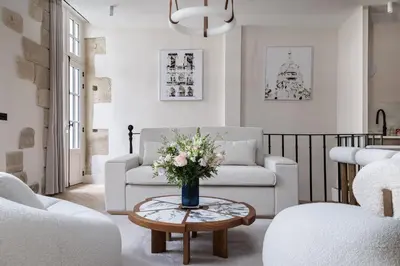 Coin salon dans l'établissement Oniri - Serviced Apartment in Le Marais - Rue du Roi de Sicile
