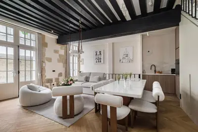 Coin salon dans l'établissement Oniri - Serviced Apartment in Le Marais - Rue du Roi de Sicile