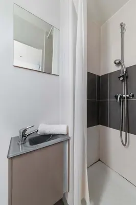 Salle de bains dans l'établissement Studio cosy metro saint Paul - Paris 3 - 2P